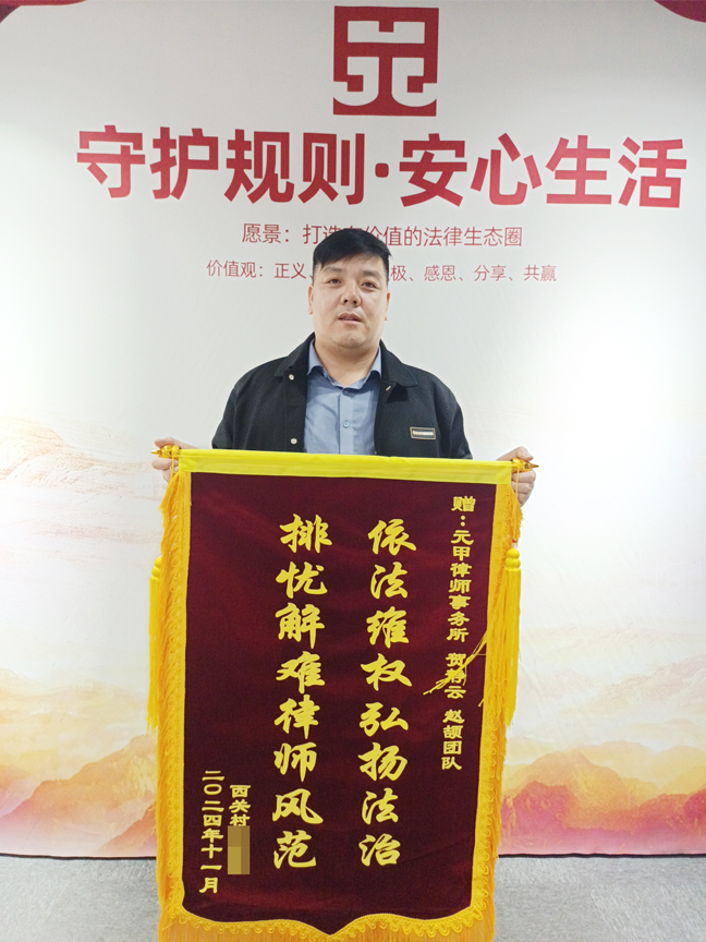 司机意外撞到路旁致伤，保险赔偿15万